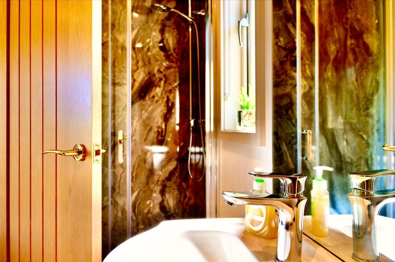 Arbennig Luxury Lodges Mold Exterior foto